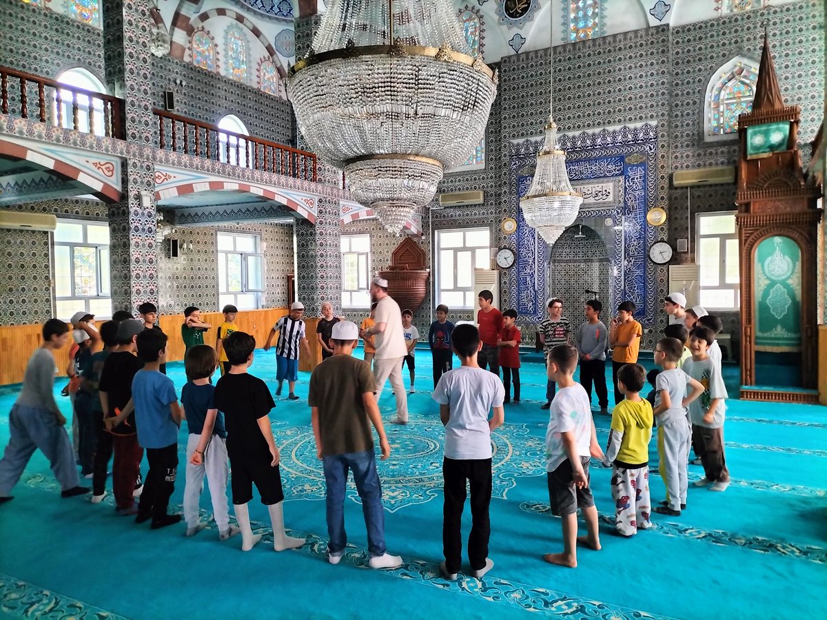 pusulagk's tweet photo. Yaz kursumuz devam ediyor...

Unutulmayacak hatıralar biriktirmeye devam ediyoruz...

Bugün Cuma Namazını Emir Sultan Camiinde kıldıktan sonra "Caminin Bölümlerini" öğrendik. 

Sonrasında ne mi yaptık? Tabiki oyunlar oynayarak eğledik.

#birharfinhatrına 
#eğlenereköğreniyoruz https://t.co/dtcRApNaZe