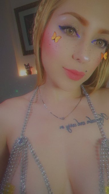 Que tal me qued&oacute; este maquillaje? #camgirlِ  #online #FridayVibes https://t.co/EJ06IjK9im<a href="/tag/camgirl%D9%90"class="tags">#camgirlِ</a><a href="/tag/online"class="tags">#online</a><a href="/tag/fridayvibes"class="tags"><span>#fridayvibes</span></a>