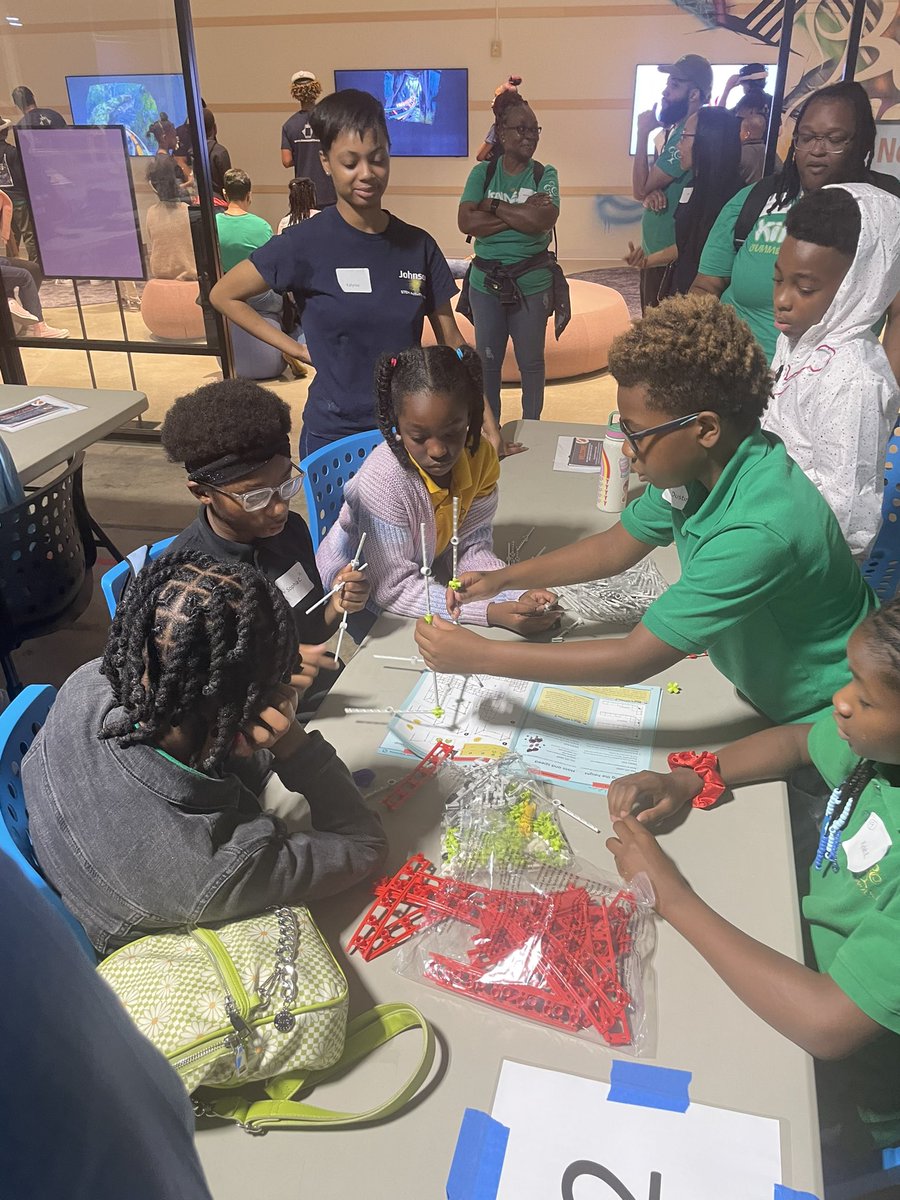 SRdataanalyst's tweet photo. From field trip to “field experience” An opportunity to apply knowledge gained in the classroom with practice in the field. ✨Awakening Genius• Encouraging Curiosity✨ @KindeziSchool #JohnsonStemActivityCenter #STEM #LonnieJohnson #KindeziSummerExperience https://t.co/KVVDVCN42v