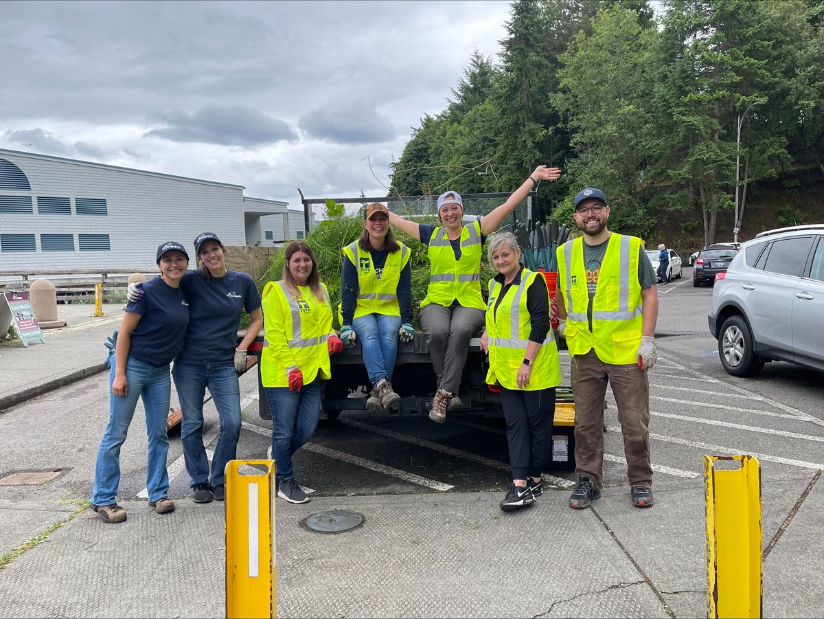 TOTE_Maritime's tweet photo. This week a volunteer group from the Tacoma office went down to #PointDefiance park and filled an entire truck bed of invasive weeds. Thanks to @metparkstacoma and #TeamTOTE for getting in the weeds!
#TacomaCommunity #AlaskaShipping #Chipin https://t.co/yTtfQEc0Vx