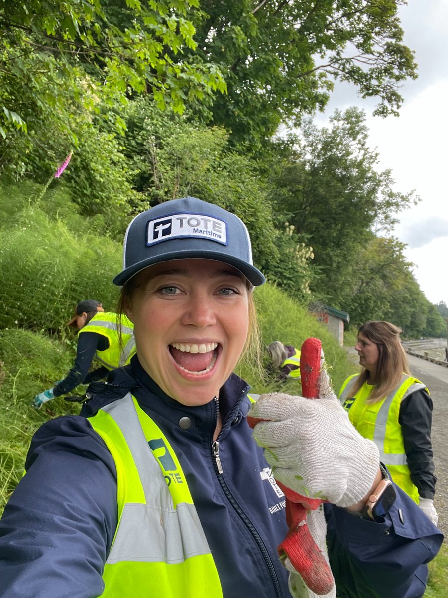 TOTE_Maritime's tweet photo. This week a volunteer group from the Tacoma office went down to #PointDefiance park and filled an entire truck bed of invasive weeds. Thanks to @metparkstacoma and #TeamTOTE for getting in the weeds!
#TacomaCommunity #AlaskaShipping #Chipin https://t.co/yTtfQEc0Vx