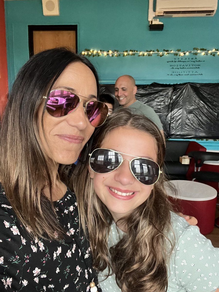 Leslie Van Bell tweet media