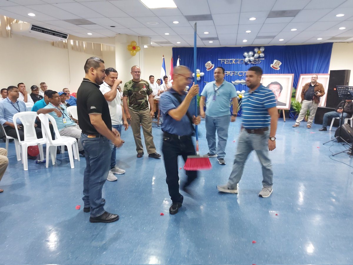 #Nicaragua| #23Junio|La UV-INSS "Columna Guerrillera Jacinto Hernández" rindió homenaje al Cdte. Carlos Fonseca en el 87 aniversario de su natalicio y celebró el día del Padre Nicaragüense a nuestros militantes.
#CdteCarlosVamosAdelante