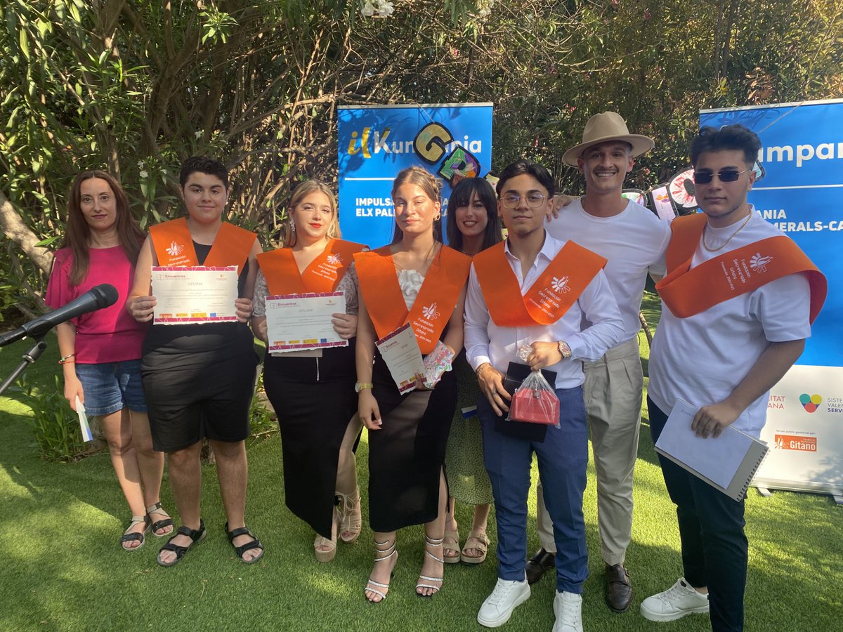 gitanos_org_elx's tweet photo. Ayer celebramos la graduación del alumnado de infantil, primaria, secundaria y ciclos formativos de nuestros programas educativos. El acompañamiento  nuestro alumnado es posible gracias a la financiación de @GVAinclusio y @FundacionJPeran #kumpania #impulsakumpania #promociona https://t.co/OZjslH07gy