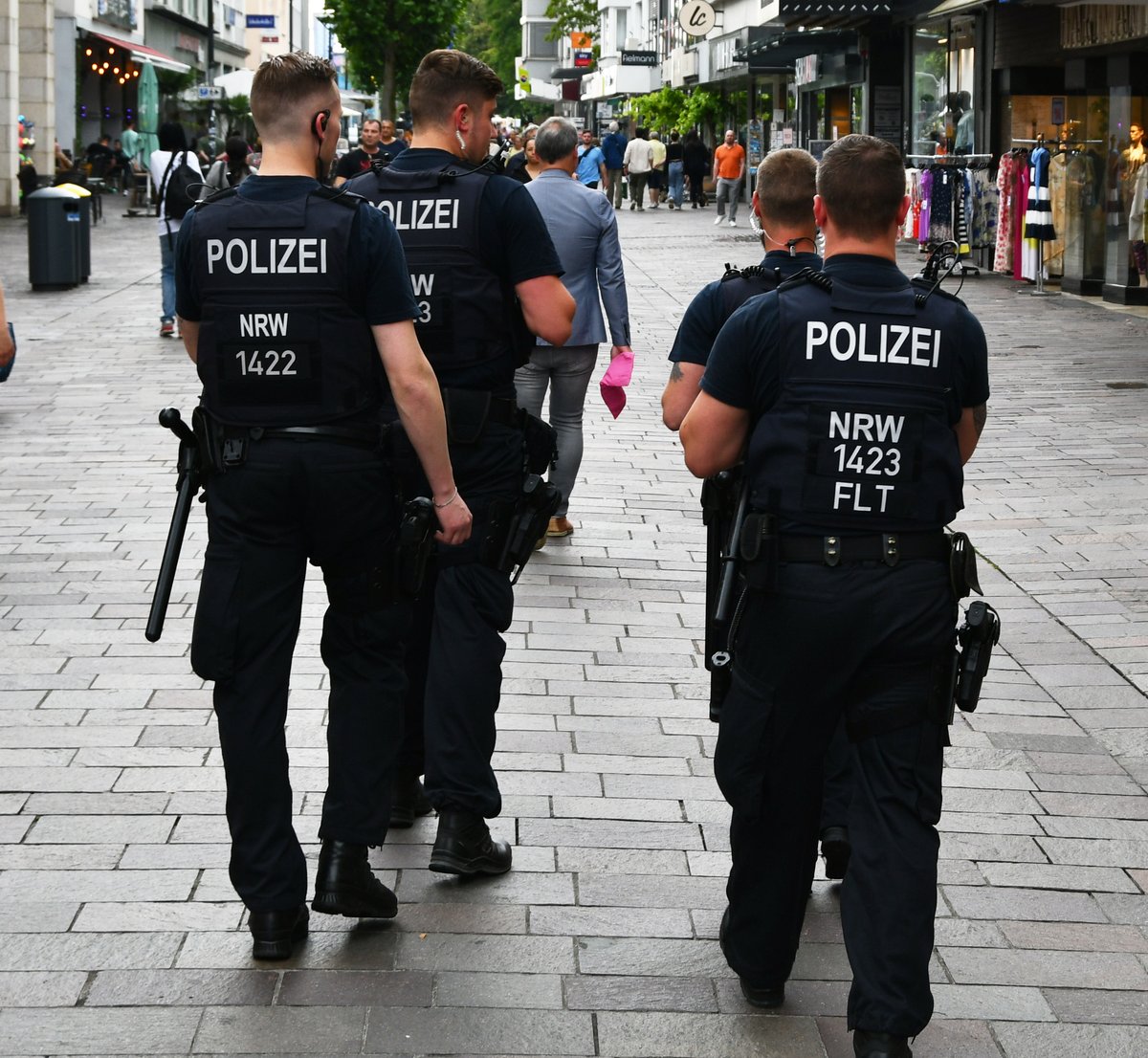 polizei_nrw_pb's tweet photo. (1/5) Am heutigen Freitag haben wir mit Unterstützung von Einsatzkräften der Bielefelder Bereitschaftspolizeihundertschaft Kontrollaktionen in der #Paderborner Innenstadt durchgeführt. Vom Nachmittag bis in den Abend hinein, überprüften die Einsatzkräfte insgesamt 36 Personen. https://t.co/PivfyZFNeU