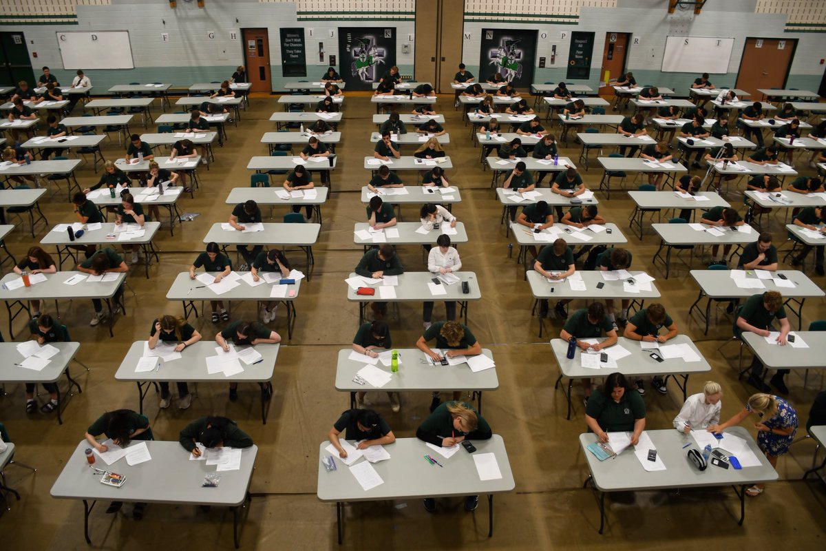 HolyCrossCSS's tweet image. Breathing into the weekend. 
Two more days of exams to go. 
#almostsummer 💚🤍