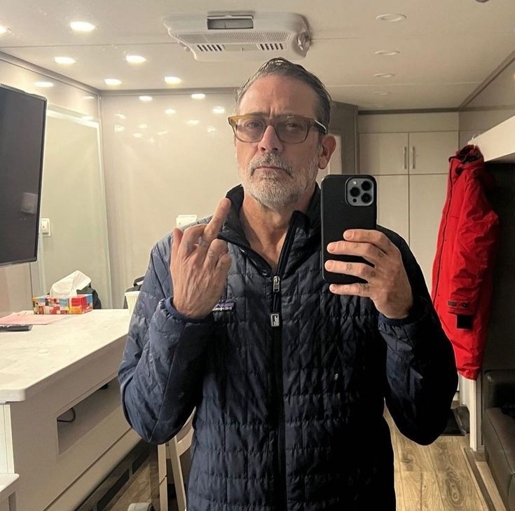 18 days waiting for interactions with Jeff 🥺
Him selfie>>>>
AND NEED SEE NEW NOW❤️‍🔥
#jeffreydeanmorgan