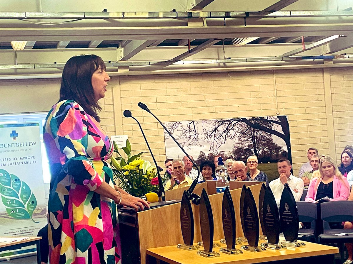 OFlynnATU's tweet photo. Dr Edna Curley welcoming everyone to @MountbellewAgri #GreenCert graduations this evening along with Dr Anne-Marie Butler @teagasc & @MariaWalshEU & and Chair Tom Parlon - congratulations to all the recipients!! https://t.co/Zu5AjY6ZuM