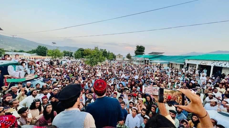 PTM leader Manzoor Ahmad Pashteen is welcomed by thousands of people in Razmak. 
@ManzoorPashteen 
#ReleasePTMActivists 
#LongLiveResistenc