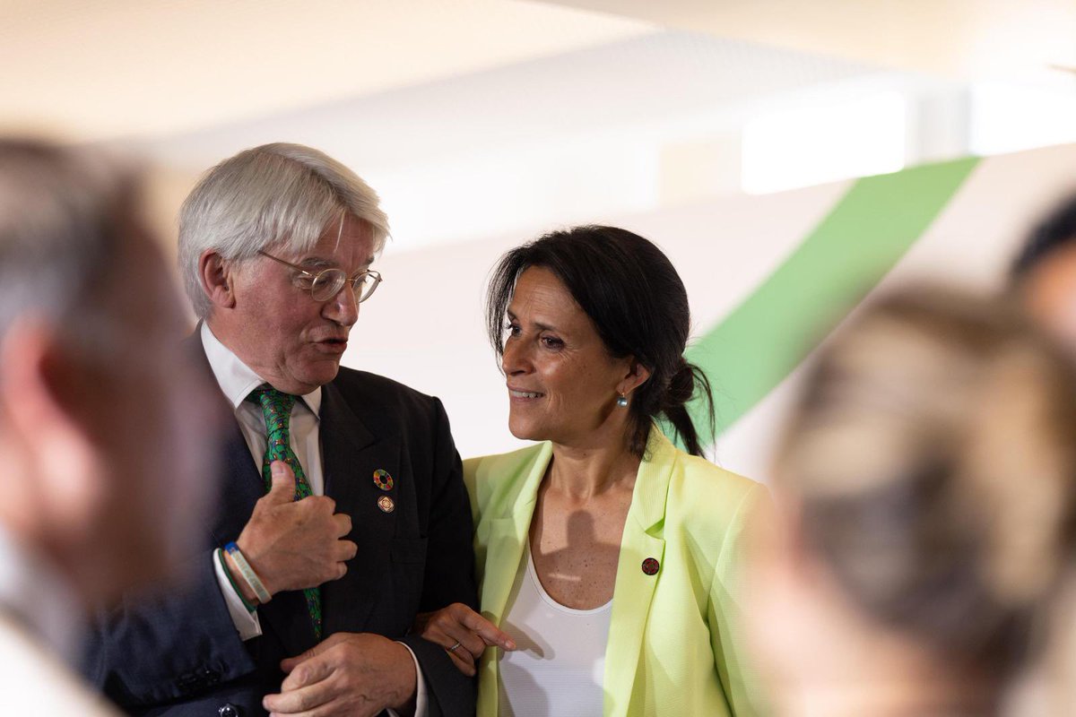 #NouveauPacteFinancier | Endettement et vulnérabilité climatique forment un cercle vicieux.  

Lors de ce sommet, la 🇫🇷 aux côtés de 🇬🇧 et de 🇧🇧 ont lancé un appel à suspendre le remboursement des dettes en cas de chocs climatique ou sanitaire !#Climat <a href="/RishiSunak/">Rishi Sunak</a>