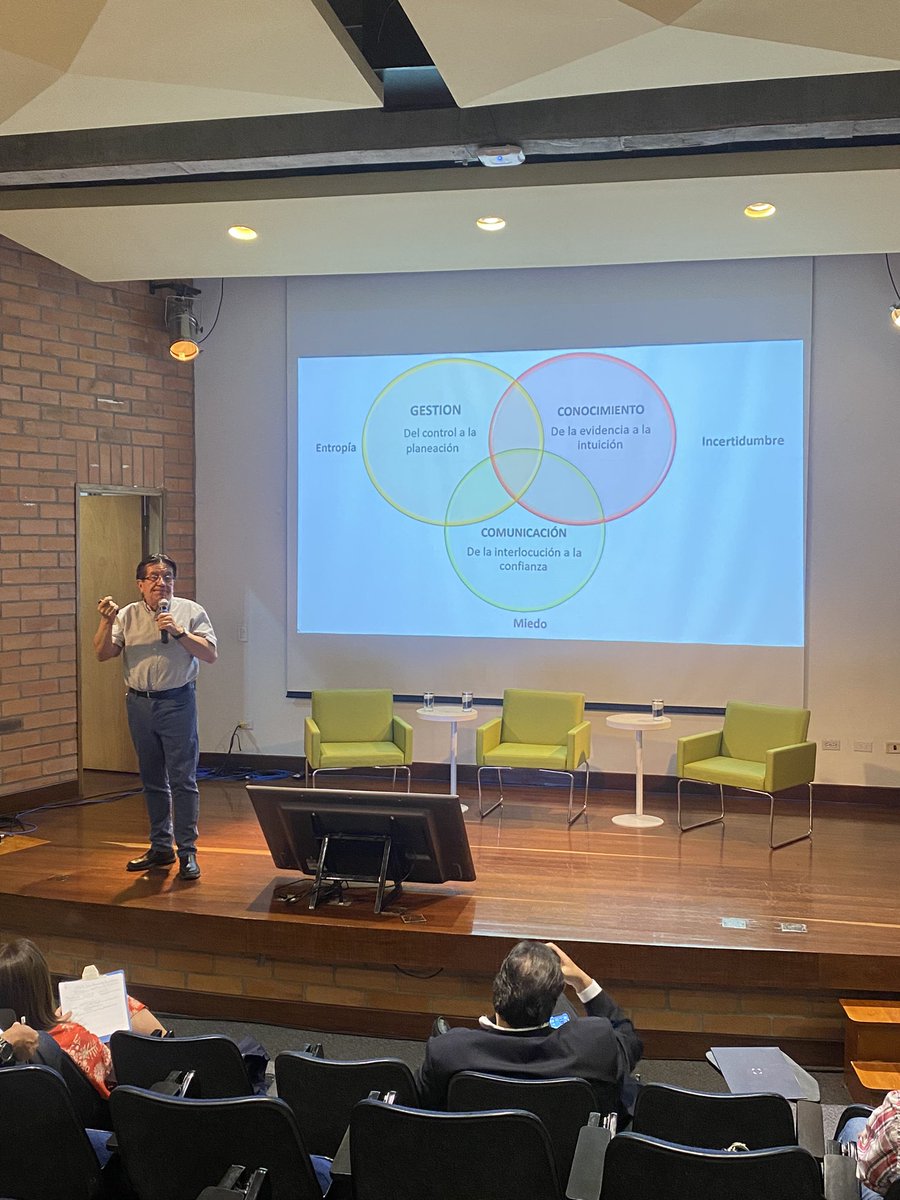 CapiSonBata's tweet photo. Uno de los superhéroes en la pandemia el Dr. @Fruizgomez ex ministro de salud. Hoy en la última clase de Liderario.

@EAFIT @proantioquia1 
@Comfama https://t.co/uHQseuRIvn