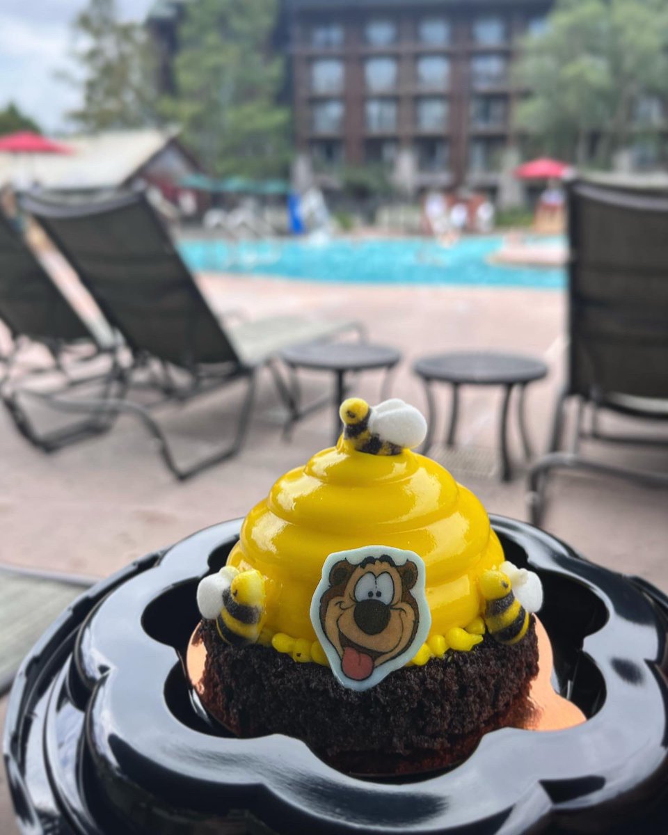 iComeHereForThe's tweet photo. Humphrey Bee Hive > any Disney cupcake 🐝🍯 #roaringfork #DisneyWorld https://t.co/2NKyS63UTZ