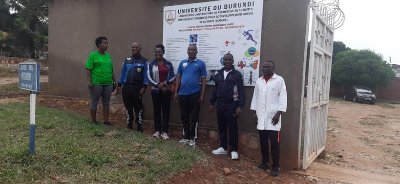 manaudac's tweet photo. Ce soir de vendredi 23 juin 2023, la Direction de l'Université effectuait une visite de travail au laboratoire LURADS pour se rendre compte des avancées dans le disgnostic et traitement de diverses maladies dont les maladies musculaires et squelettiques @UB_Rumuri @MENRS4 https://t.co/KWeN7OI5U5