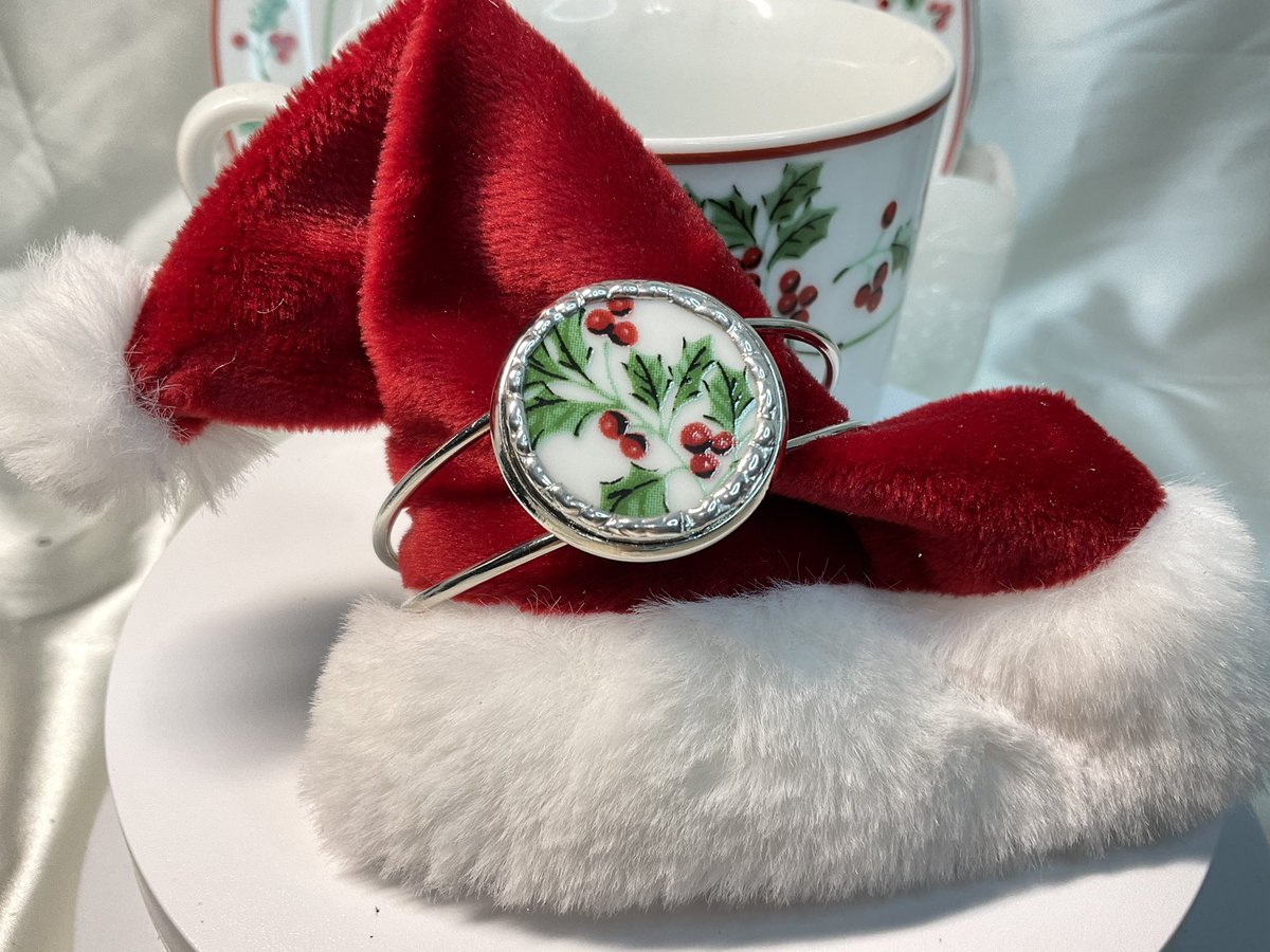 #ChristmasinJuly
#Christmasbling
#Christmasjewelry
#BrokenChinajewelry
Sold today, our Christmas Collection bracelet! Check out what we have to offer at PandGPanoply.Etsy.com