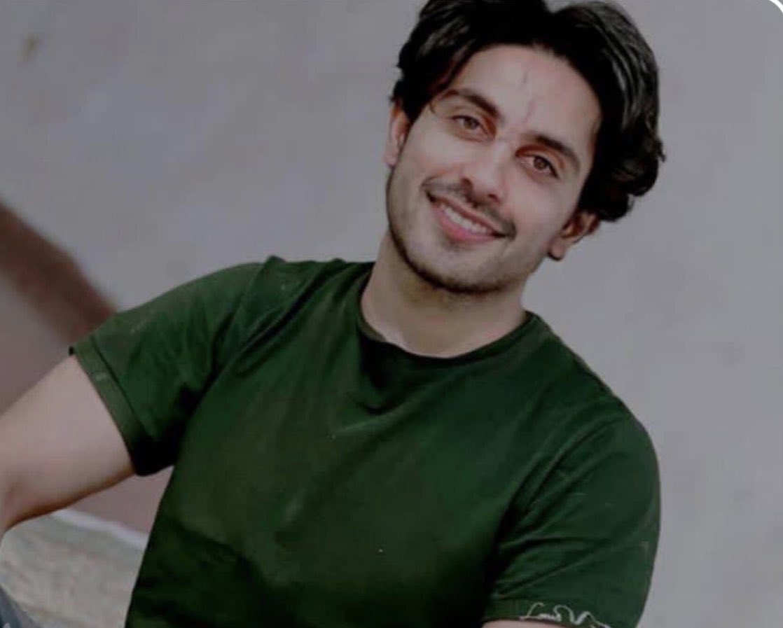 به گزارش کمپین فعالین بلوچ #احمد_شاهوزهی توسط نیروهای لباس شخصی امروز ۲ تیر در #زاهدان در پی فراخوان مردمی بازداشت شد. 
احمد ۲۰ ساله مجرد فرزند ناصر است. 
گفته میشود، بعد از نماز جمعه نیروهای نظامی با خوردوی شخصی احمد ‌را بازداشت کرده و با خود برده اند. 
از علت بازداشت وی اطلاعی