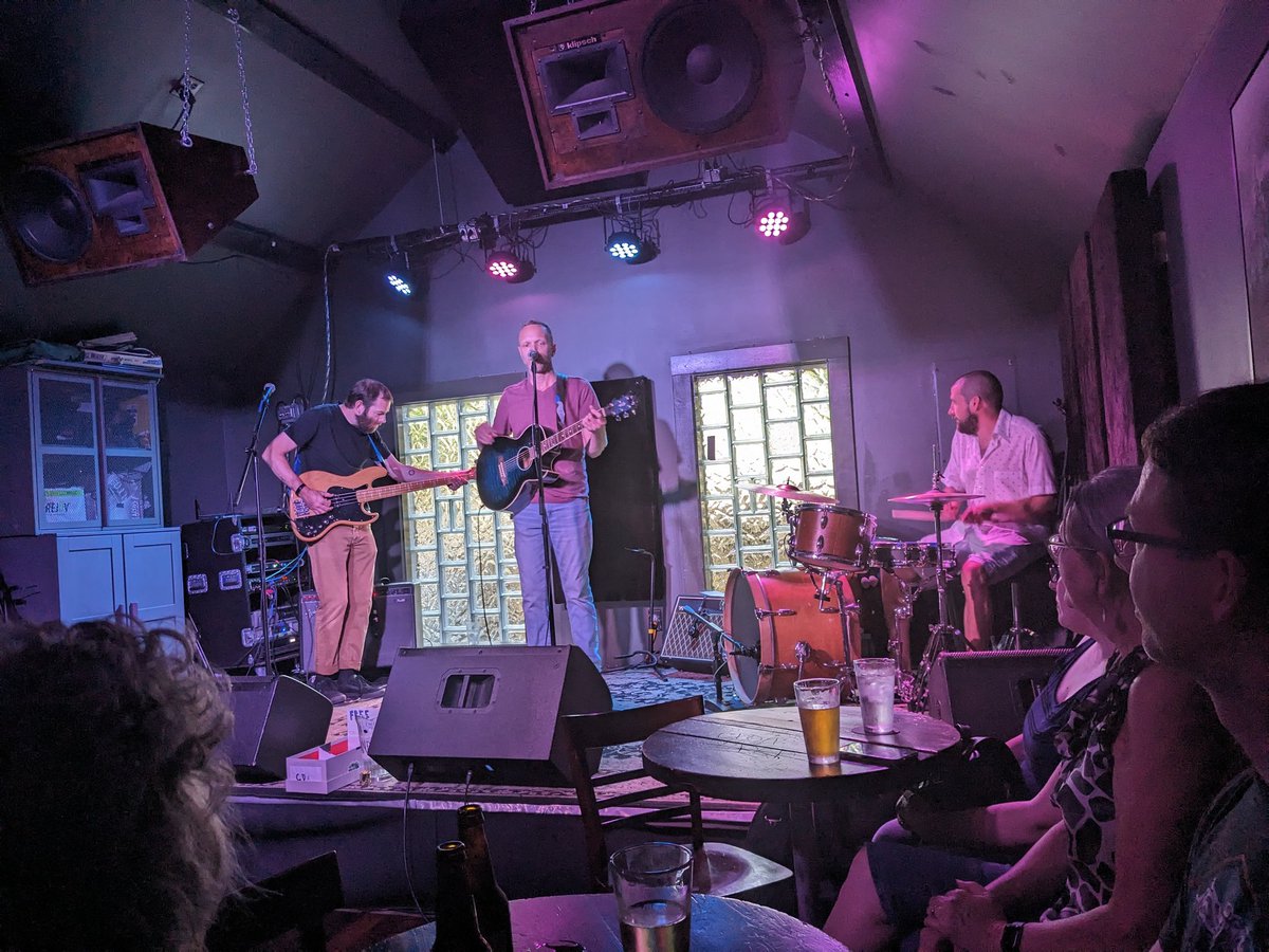 401_EXPERIMENT's tweet photo. Stopped to give offering to Familia (🙏🏻) and pick up some #425s and kick it with the big homie (bonus surprise that other big homie Tony was playing bass with them too) at his show. Vibes were immaculate. https://t.co/gXM4mfmkVI