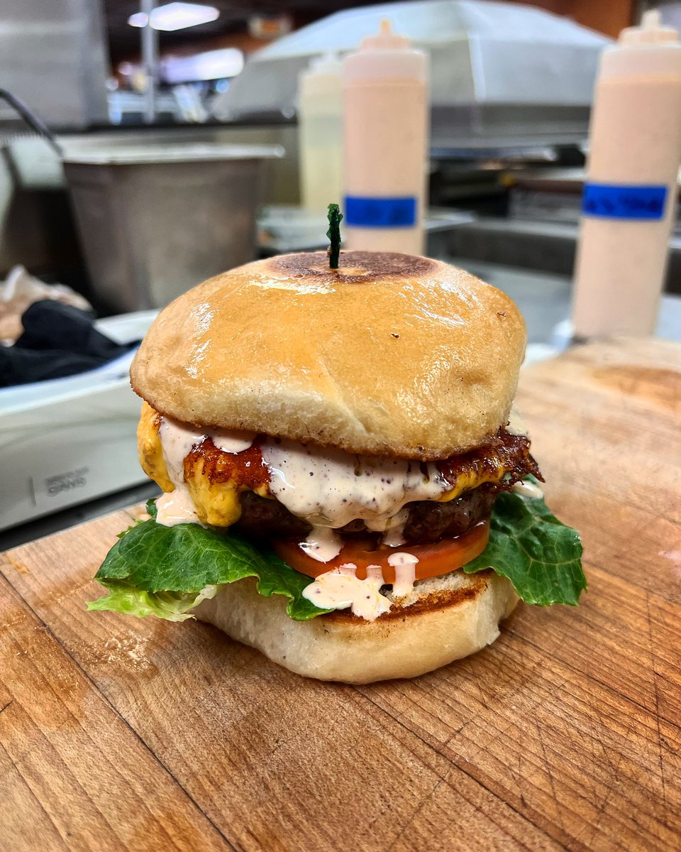 On Fridays… our Smoked Burger friend comes out to play! She’s the special of the day! 😜 And ain’t nothin’ better than our Smoked Burger & the weekend rollin’ in 🍔

#evolutionnotrevolution #houbbq #houstonfoodie #teamgoofyque #houfood #bbq #topfoodnews #huffposttaste #burger