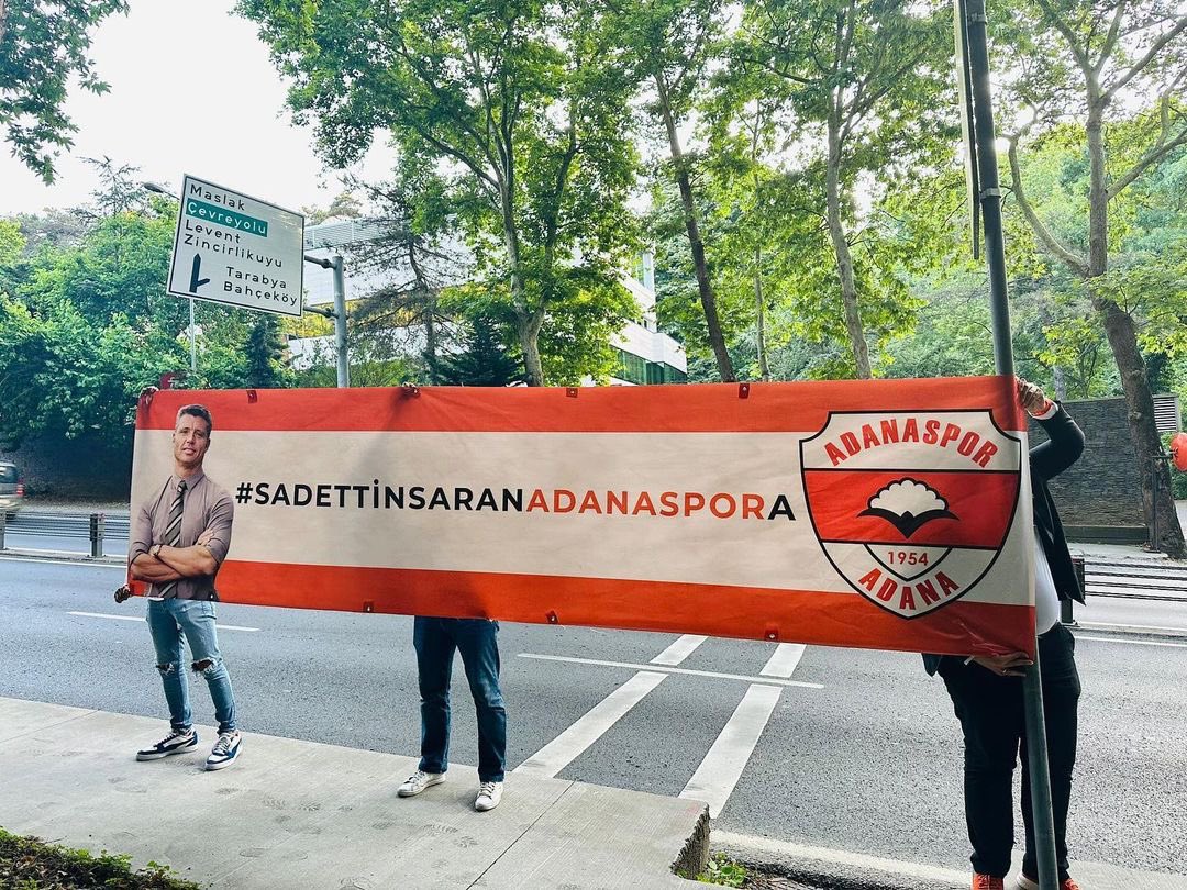adanafans's tweet photo. Taraftarlarımız bugün Saran Holding önünde pankart açtı! #SaranlarAdanaspora #Adanaspor https://t.co/XnVMhZOsw2