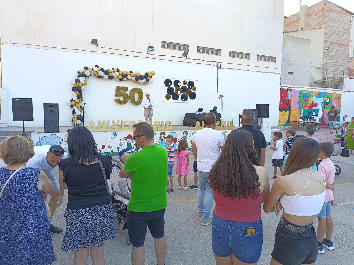 jesuspellicer's tweet photo. Enhorabuena al CEIP ARTERO de Bullas por su 50 aniversario. Celebración en la que han participado todos los miembros de la comunidad educativa. Especial mención al Claustro de profesores y Equipo Directivo por su dedicación y al alumnado y familias por su implicación.
Felicidades https://t.co/d1cJGi1s0f