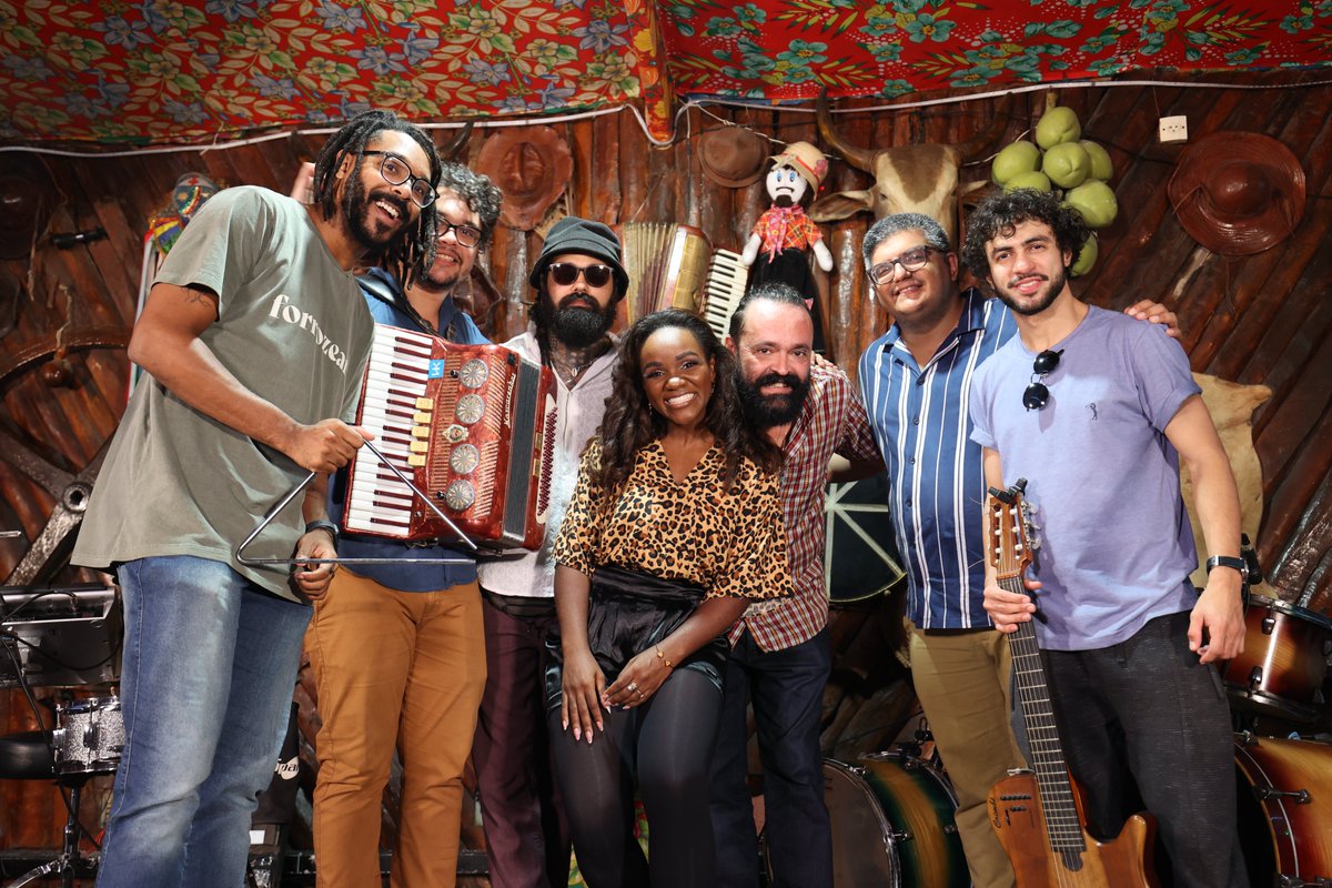 PgmCombinado's tweet photo. #Tbt de hoje com os artistas que passaram pelo #Combinado durante a nossa temporada junina! Foi incrível estar com vocês, Danielzinho Júnior, Banda Mulheres Perdidas, Erivaldo de Carira e Banda Naurêa! ❤ https://t.co/Q12n7WxJxQ