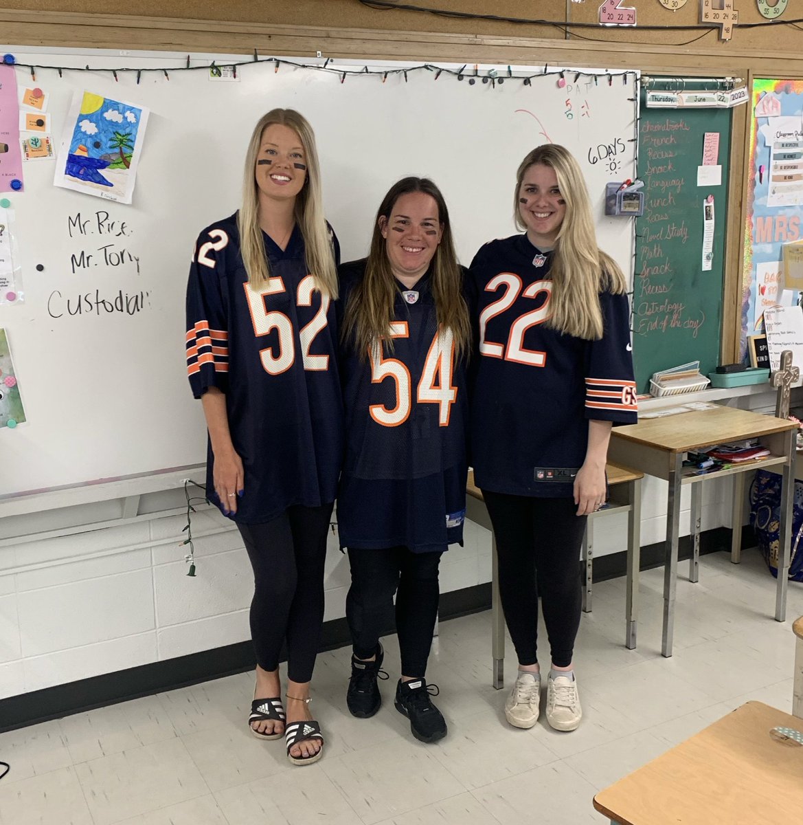 MsReynaert's tweet photo. We love twinning in grade 4/5 👯‍♀️ https://t.co/5Vm2ZluQYW