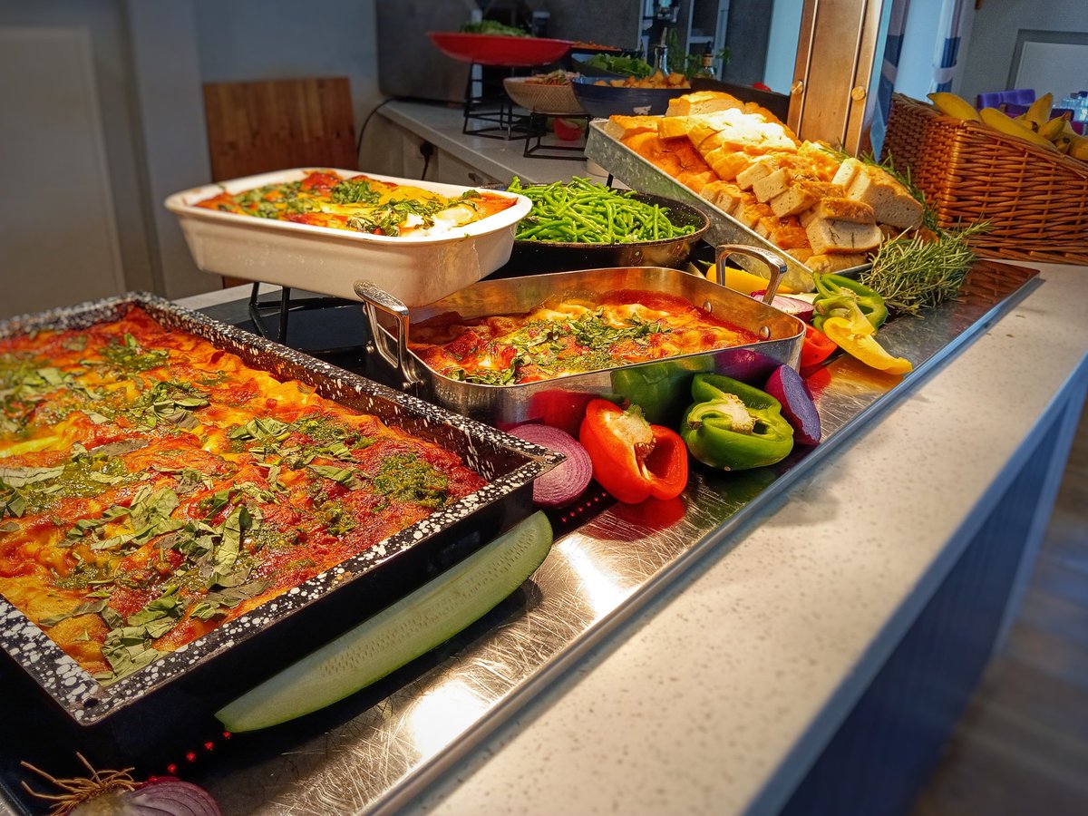 Josephmbryan's tweet image. A very busy new pupils day @UppinghamSchool and some fantastic food and service provided by our @HolroydHowe teams great work everyone!! @ChefSi71 @chefbenji64 @OliCullers @pammybabe68 @DamianBlake4 @DanielCollier84 @SarahMccubbin6 #hhdna