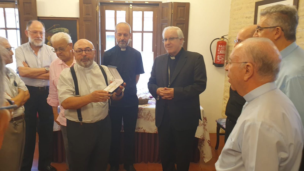 UniCurasSevilla's tweet photo. Hoy hemos celebrado la Sta. Misa en la Natividad de S. Juan Bautista, patrono de nuestra Institución. Tras ello, hemos compartido un almuerzo fraterno, donde nos ha acompañado nuestro @ArzobispoSaiz al que hemos hecho entrega de una cruz pectoral, regalo de nuestra Universidad. https://t.co/wxiS1QvAyb