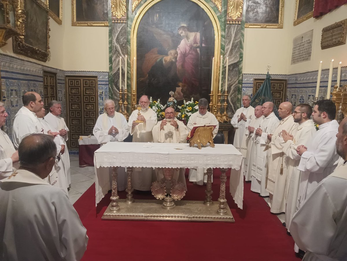 UniCurasSevilla's tweet photo. Hoy hemos celebrado la Sta. Misa en la Natividad de S. Juan Bautista, patrono de nuestra Institución. Tras ello, hemos compartido un almuerzo fraterno, donde nos ha acompañado nuestro @ArzobispoSaiz al que hemos hecho entrega de una cruz pectoral, regalo de nuestra Universidad. https://t.co/wxiS1QvAyb