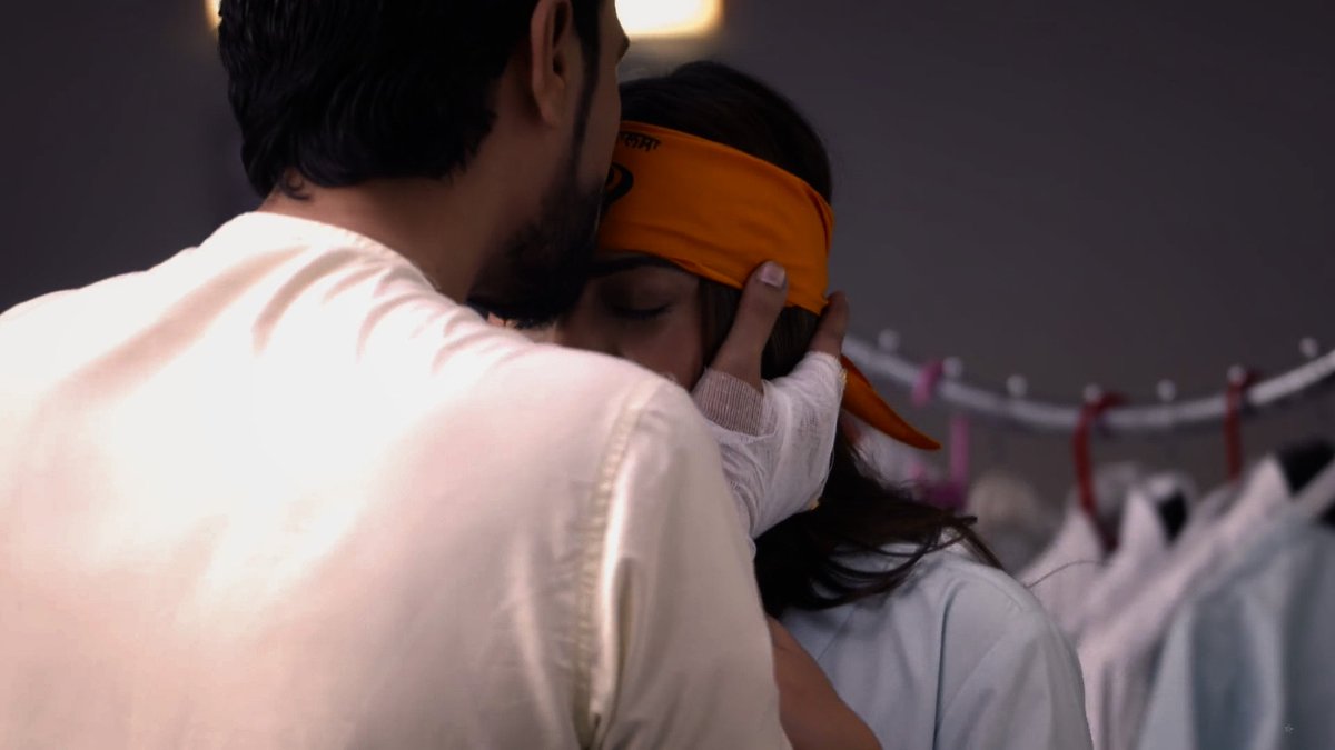 yourfav_sreyy's tweet photo. He became her strength in her weakest times and made sure to never let her loose her confidence! ❤️🩹
#NavIsha #Sanjivani2 https://t.co/RbP6OPewN6