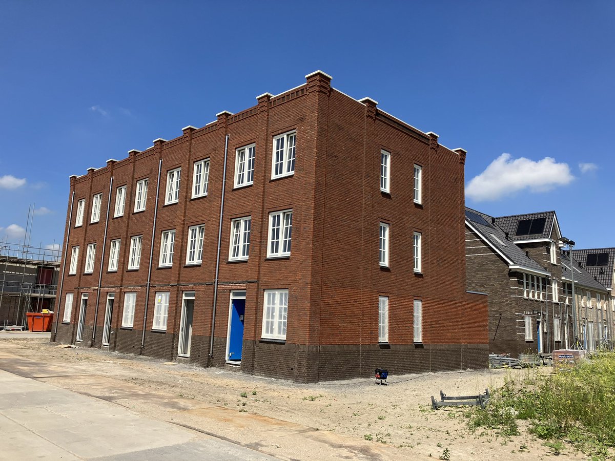 ArianKleijn's tweet photo. De 18 rijwoningen, de 38 appartementen (voor @RondomWonen) en de enkele vrijstaande woning binnen #Tuindershof Fase 2A in @PijnackerNootdp schieten de grond uit. 
Dit is alweer de derde fase die @WaalBouw toevoegt aan deze schitterende wijk! @bpd_nl @WaaijerPR #Kavel Vastgoed https://t.co/JDbgwpPt2U