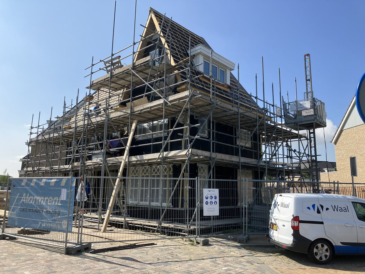 ArianKleijn's tweet photo. De 18 rijwoningen, de 38 appartementen (voor @RondomWonen) en de enkele vrijstaande woning binnen #Tuindershof Fase 2A in @PijnackerNootdp schieten de grond uit. 
Dit is alweer de derde fase die @WaalBouw toevoegt aan deze schitterende wijk! @bpd_nl @WaaijerPR #Kavel Vastgoed https://t.co/JDbgwpPt2U