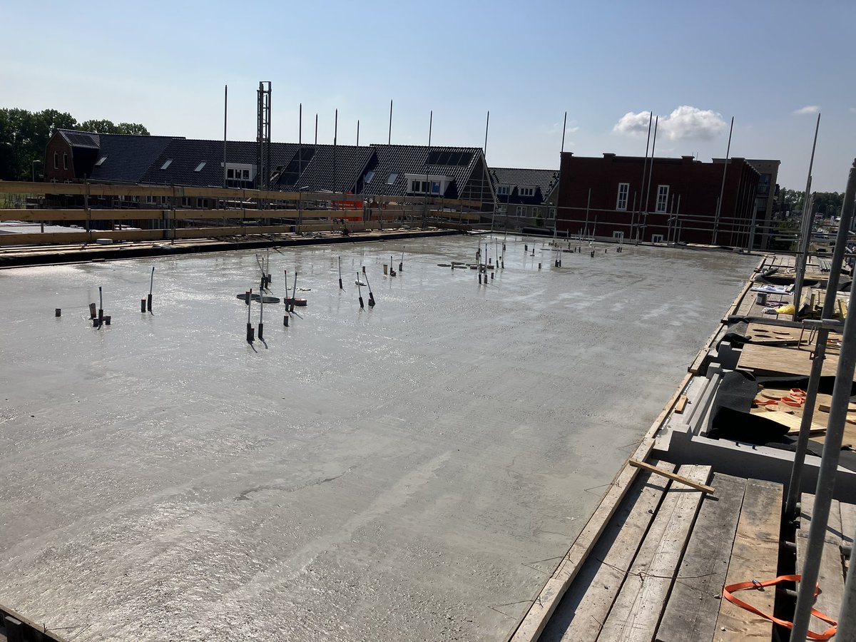 ArianKleijn's tweet photo. De 18 rijwoningen, de 38 appartementen (voor @RondomWonen) en de enkele vrijstaande woning binnen #Tuindershof Fase 2A in @PijnackerNootdp schieten de grond uit. 
Dit is alweer de derde fase die @WaalBouw toevoegt aan deze schitterende wijk! @bpd_nl @WaaijerPR #Kavel Vastgoed https://t.co/JDbgwpPt2U