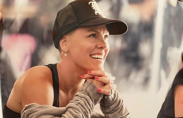 Borsos81's tweet photo. My new favourite pic of her. ❤️🙂 #summercarnival #SummerCarnivalTour #tourbook https://t.co/jt1nnvkBsq