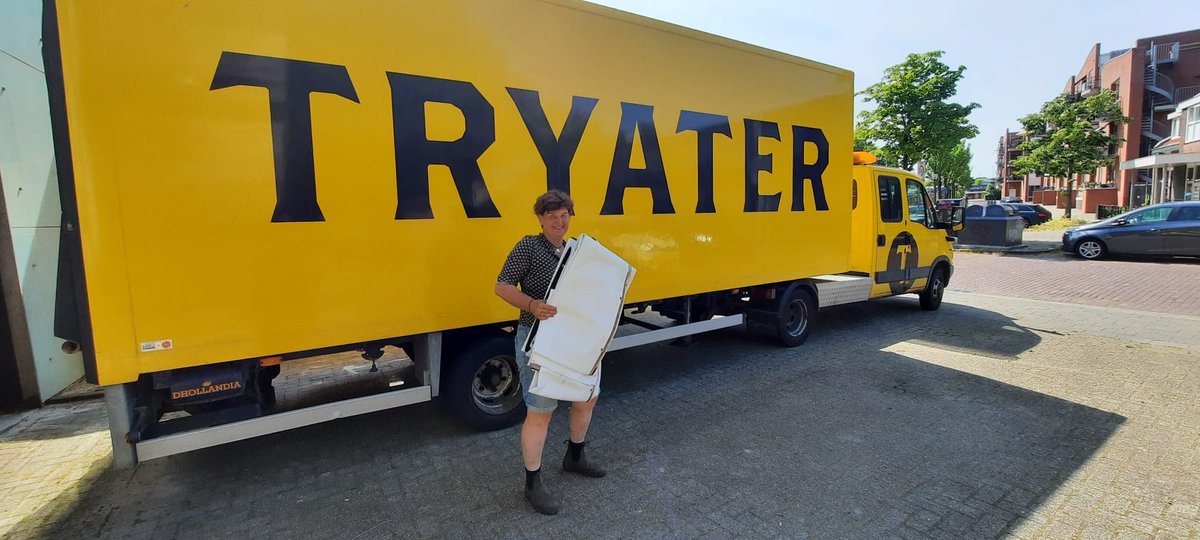 tryater's tweet photo. Reina Visser van #Stoereloer kwam vandaag onze oude #Bisonyl doeken ophalen. Onze oude bisonyls worden gebruikt voor het maken van #Kostuums tijdens de #Zomerweek van Stoereloer. #Duurzaamheid #Hergebruiken #Tryater
👉: https://t.co/Fh9BcCUSvT https://t.co/L8GEf0bzym