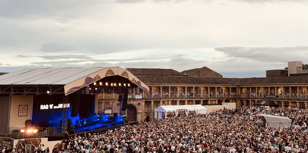 The @ThePieceHall doing what The Piece Hall does best! 

Great to chat with @chris_hawkins ahead of @RagNBoneMan tonight. 

All credit to @NickyChanThomDL, @rogermarshOBE, @gary_rae, @AliceHBailey, Andrea & all the team. We’re all proud of what you have created 😎🙌