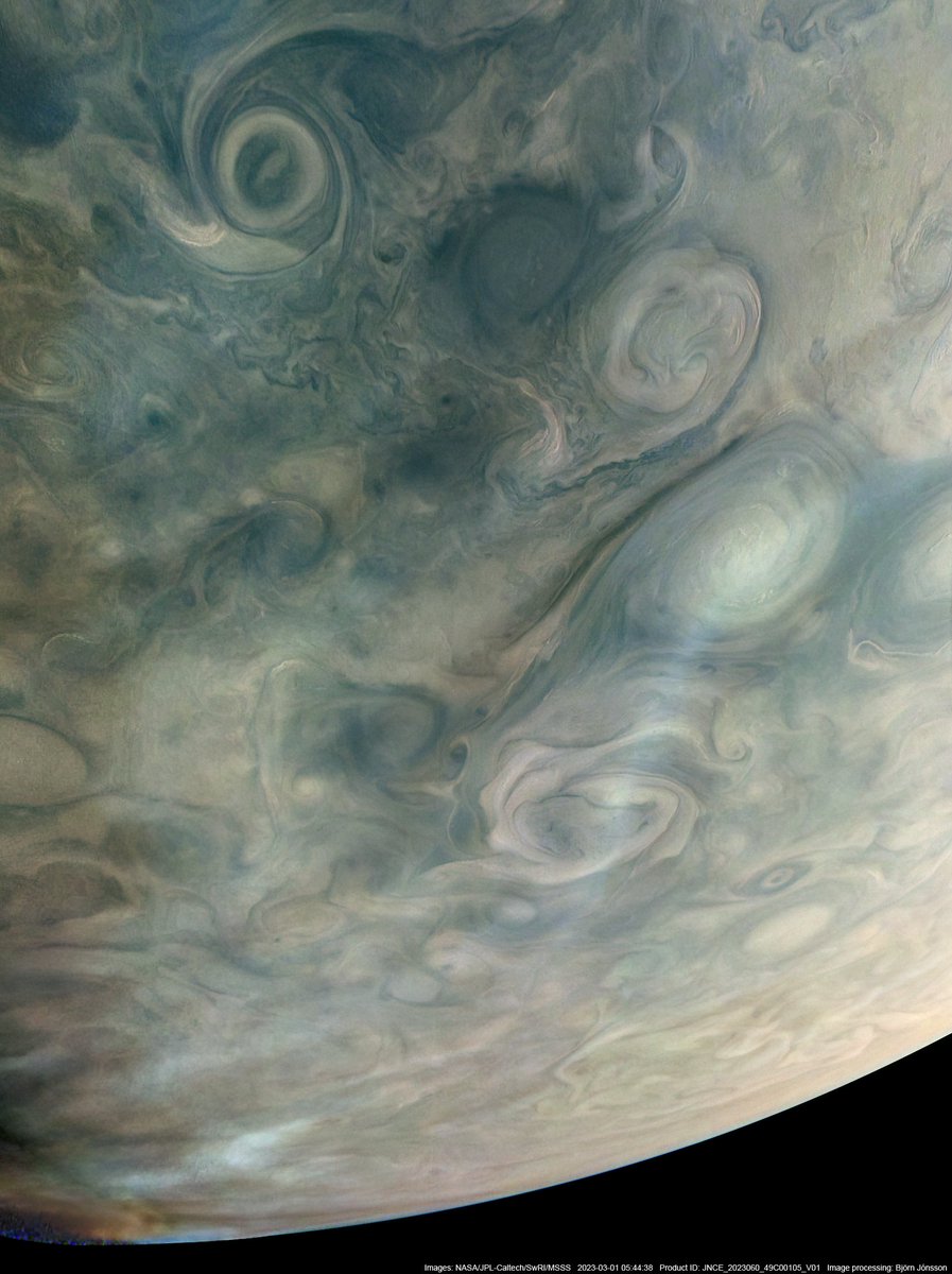 Today our #JunoMission completed its 52nd close pass by Jupiter! Earlier this year, it captured this view of storms and hazes on the giant planet. missionjuno.swri.edu/news/nasa-s-ju…

📸 processed by Björn Jónsson