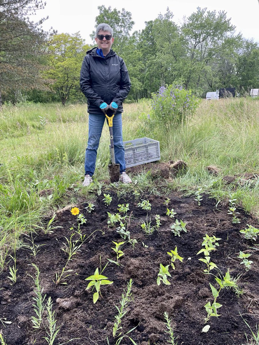 QCOutreach's tweet photo. Laurie from Aviva joined our education and stewardship crew for a wildflower and shrub planting at South Potter’s Creek alongside local students their teachers and parents. Thank you, Laurie! It was pleasure to have you join the team for a day. #avivagives https://t.co/tSKVejoAqv