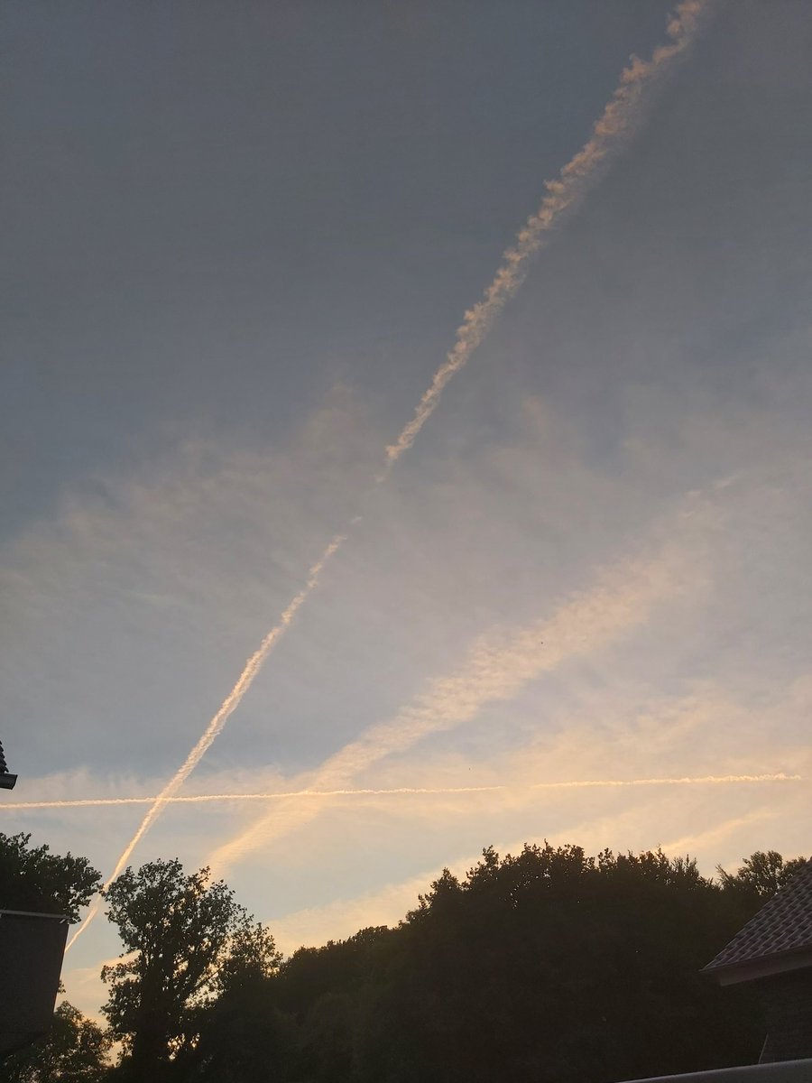 HikoMegami's tweet photo. Enjoying the evening ^w^
Awuuuu
#sky #clouds #viewphoto https://t.co/qbzhFJc12r