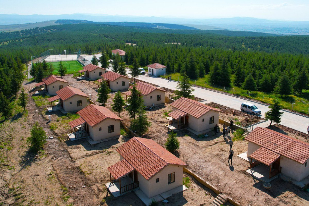 SuleymanKarakus's tweet photo. Bölgenin en büyük Gençlik kampı ve Mesire alanı 500 bin M2’lik alanda bitmek üzere🔥🏕️

-Bungalov Evler
-Sportif Sahalar
-Rekreasyon Alanları
-Sosyal Tesisler
-Kros Alanı
@zeybekbaskan 
@afyonbelediyesi https://t.co/Ke1Ge1eU4m