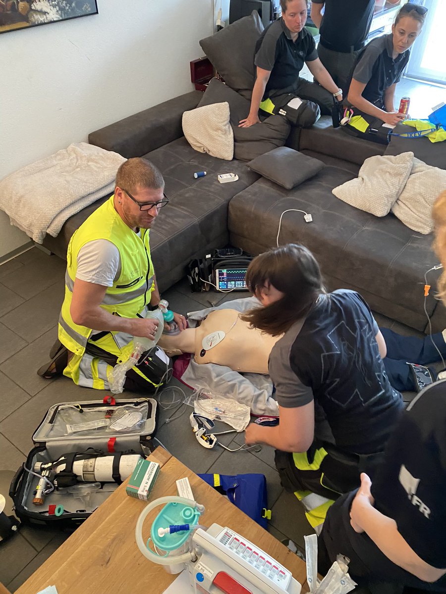 AmbulanzSense's tweet photo. Gestriges #Simulationstraining trainieren an Hand von verschiedenen Fallbeispielen nicht alltägliche Szenarien. Zum ersten Mal gemeinsamen mit #SMUR Fribourg - #Notarzt Freiburg
#trainasyoufight #Weiterbildung #Rettungsdienst #Rettungssanitäter #TRM #AmbulanzSense https://t.co/eZPBbELCKE