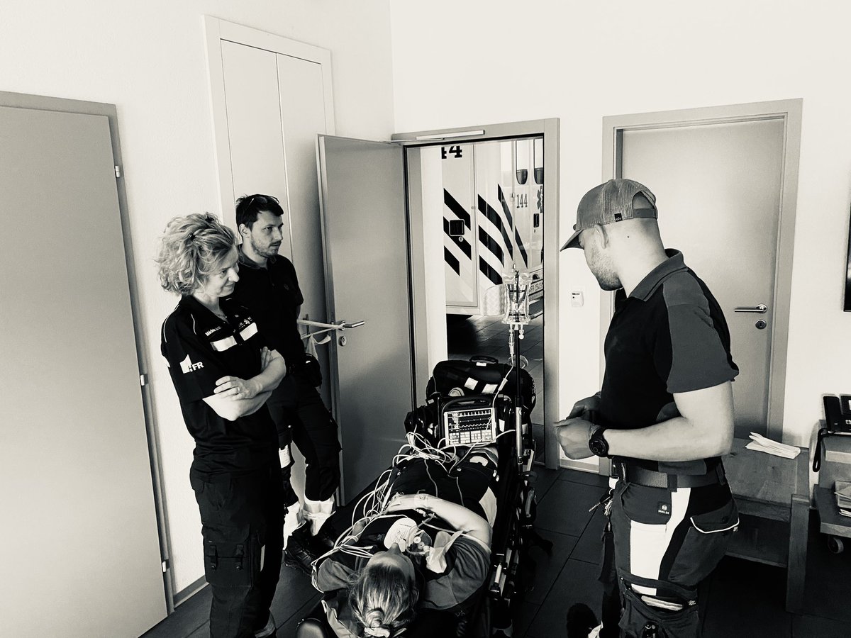AmbulanzSense's tweet photo. Gestriges #Simulationstraining trainieren an Hand von verschiedenen Fallbeispielen nicht alltägliche Szenarien. Zum ersten Mal gemeinsamen mit #SMUR Fribourg - #Notarzt Freiburg
#trainasyoufight #Weiterbildung #Rettungsdienst #Rettungssanitäter #TRM #AmbulanzSense https://t.co/eZPBbELCKE