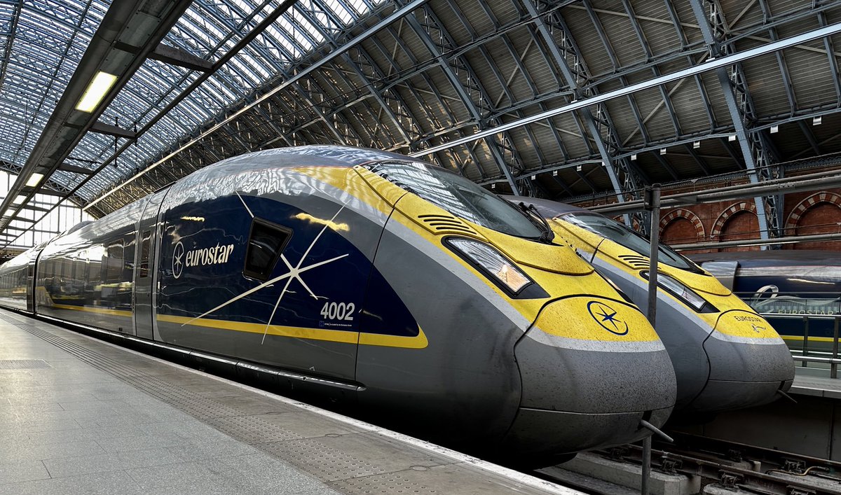 The spark is out. The first rebranded #Eurostar train (4001/4002) formed 9032/9055 today #rebranding #logo #marketing #sncf #nmbs