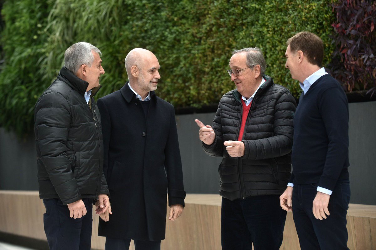 horaciorlarreta's tweet photo. Tandil es un orgullo de la provincia de Buenos Aires. Miguel Lunghi viene haciendo una gestión extraordinaria y puso a la ciudad en la vanguardia turística, tecnológica y agroindustrial. Los tandilenses se han convertido en un gran ejemplo de todo lo que los argentinos podemos ser. Gracias Miguel por tu apoyo para que juntos hagamos el cambio de nuestras vidas 🇦🇷💪🏼