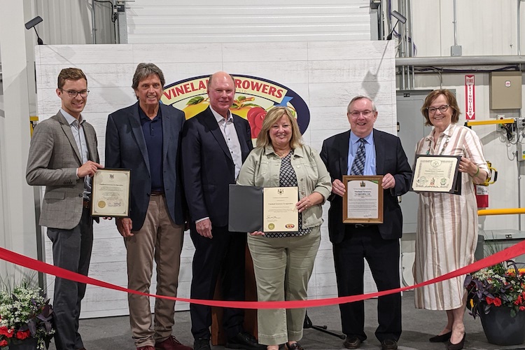 Ontario’s ag minister Lisa Thompson and other local dignitaries were on hand June 22 for the official opening of new HQ of <a href="/VinelandGrowers/">Vineland Growers</a> Jordan Station. Congrats to Mike Ecker, president, and Phil Tregunno, chair of the board.  #ontag @OMAFRA 
thegrower.org/news/vineland-…