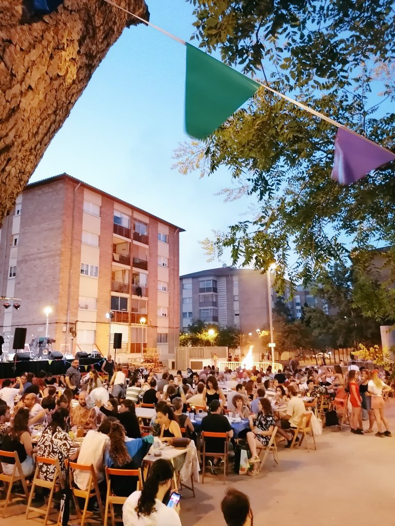 martaa_soler's tweet photo. És grandiós veure la resposta de la gent en actes com aquest.

Que visqui la revetlla de Sant Joan.
Que visqui La Barraca.
I que visquin els Països Catalans!
🔥 https://t.co/Jba42BRygb