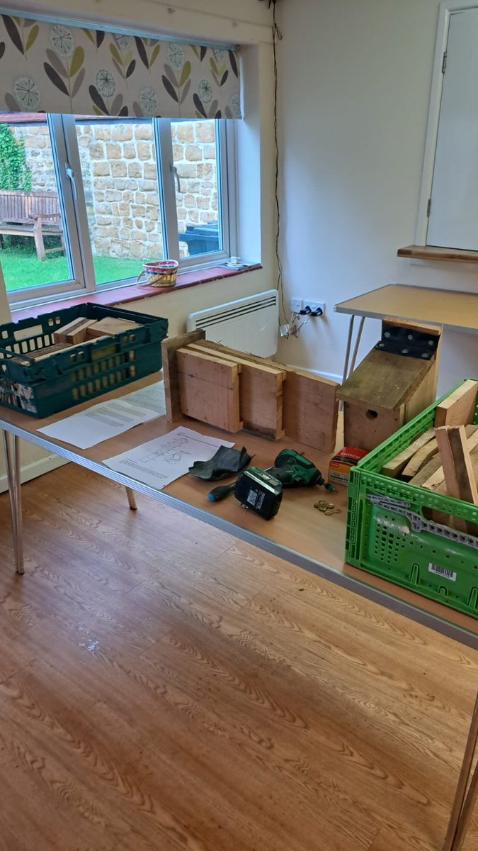 gomakeit1's tweet photo. The day after the village coronation was The Big Help Out.
Mrs MakeIt &amp; MiniMakeIts helped make bird/bat boxes and Mrs MakeIt taught villagers how to weave bird feeders from Willow @ForestSchoolUK https://t.co/z5a3yg78FG