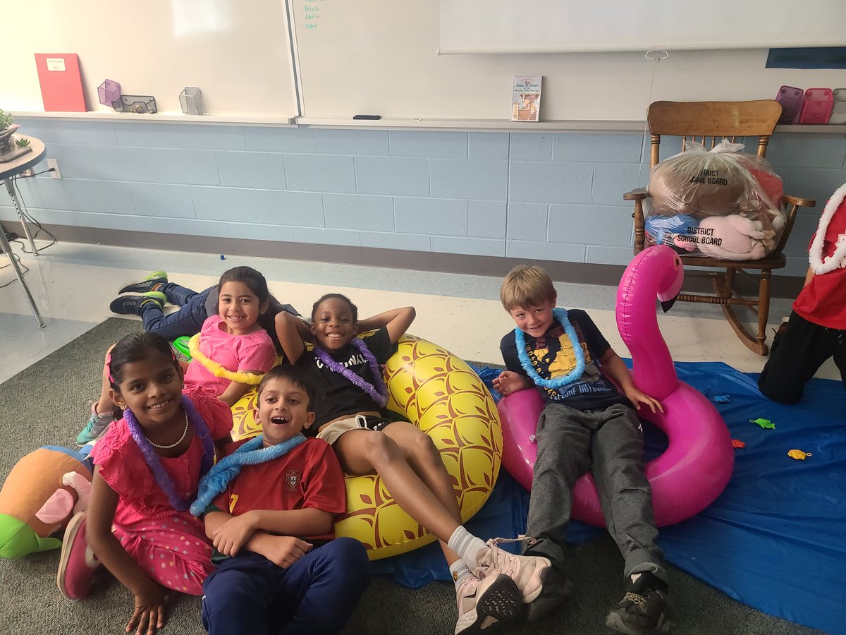 PriyankaDPrasad's tweet image. Ending the week with our V is for Vacation Day! Spent the day exploring what #vacationinginFiji would be like! @TribuneDrive #poolfloaties 🏖🏝