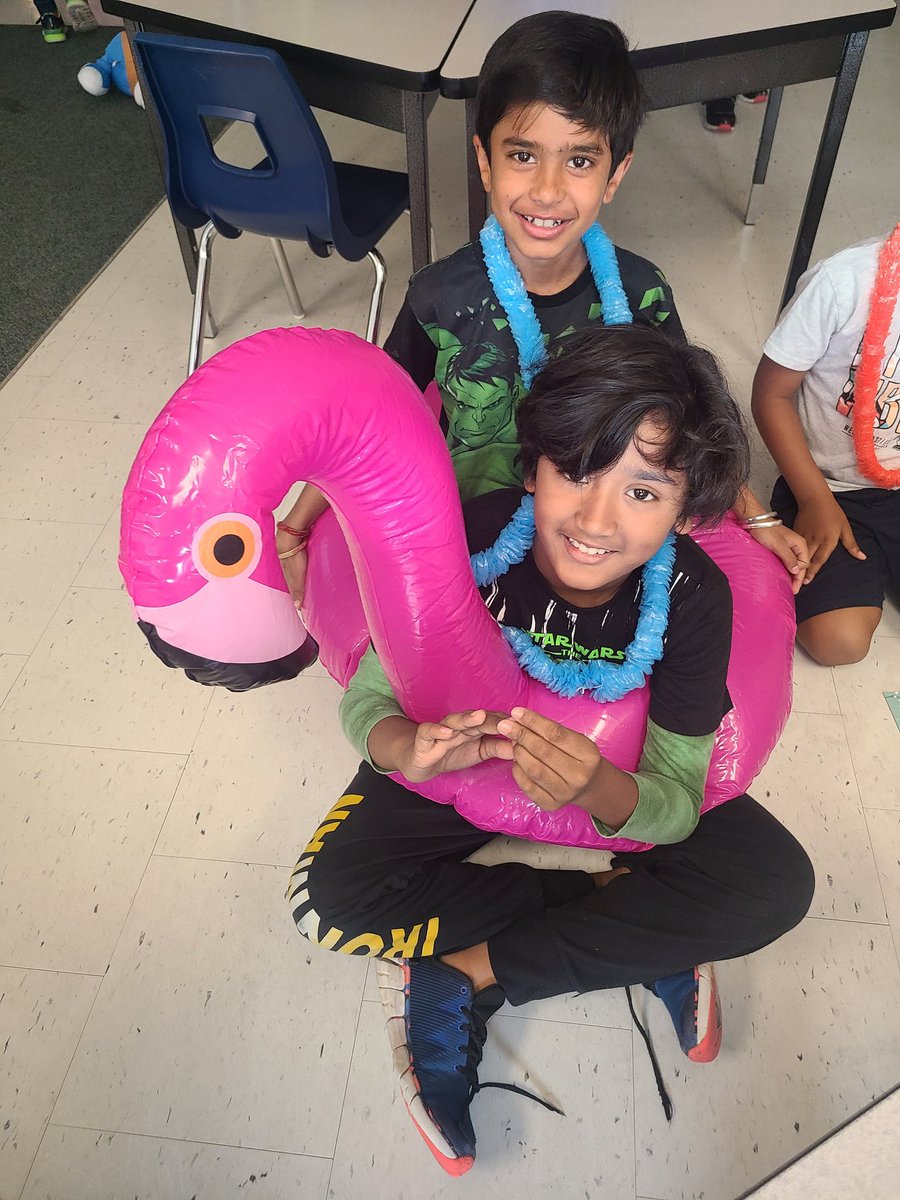 PriyankaDPrasad's tweet image. Ending the week with our V is for Vacation Day! Spent the day exploring what #vacationinginFiji would be like! @TribuneDrive #poolfloaties 🏖🏝