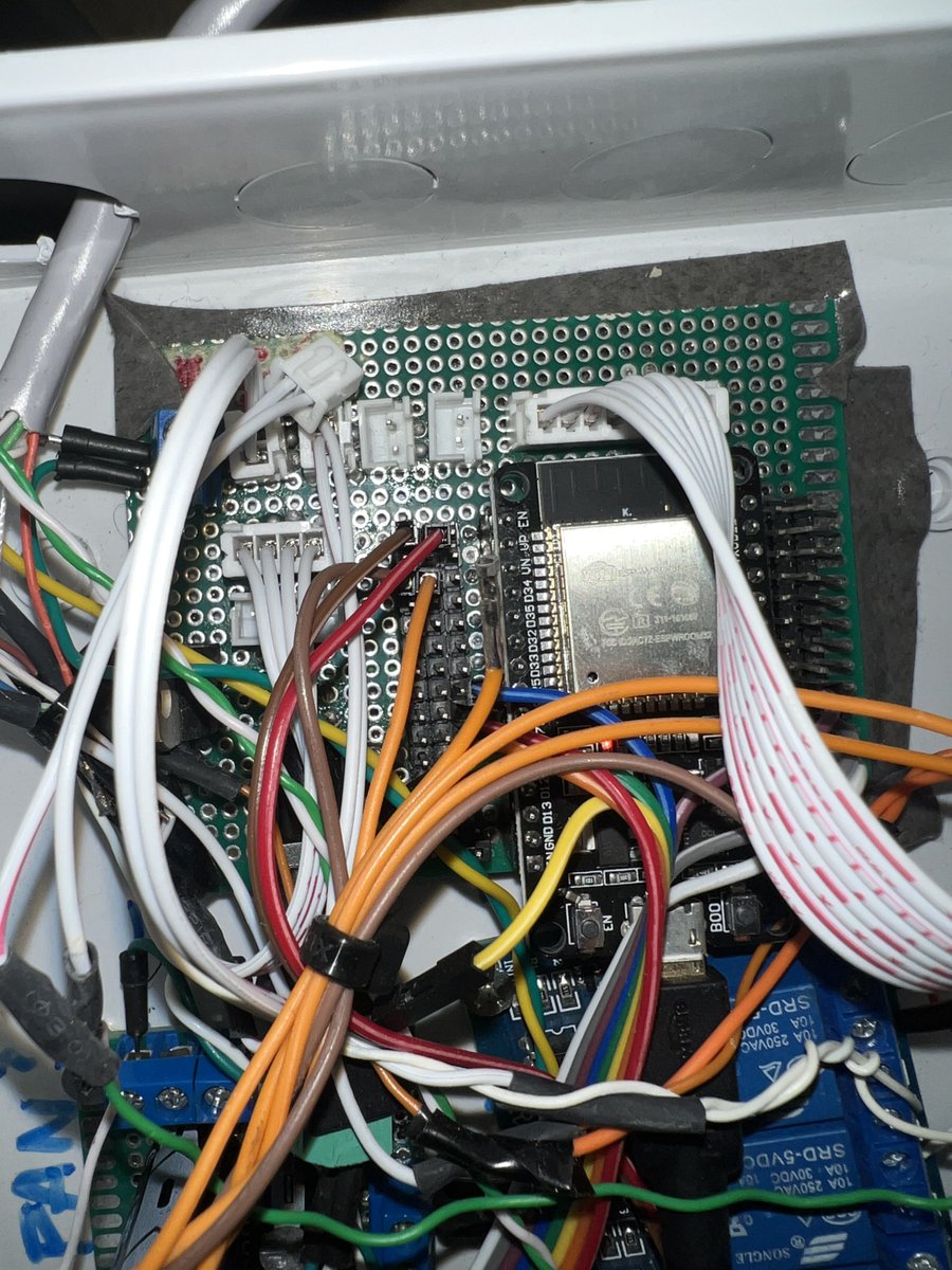 El__Yaq's tweet image. The expansion board houses the microcontroller with some JST connectors for easy wiring of the sensors and actuators.