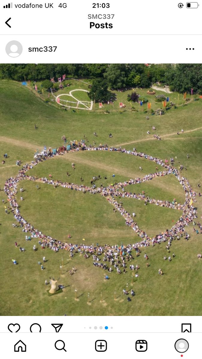 STELLA'S GLASTO DIARY: <a href="/DeepakChopra/">Deepak Chopra</a> hosted a peace procession at #Glastonbury, featuring banners &amp; flags upcycled from surplus Stella fabrics.

Artist Dorcas Casey repurposed them into tapestries embodying positive change &amp; peace. 

#StellaMcCartney #Glastonbury2023 <a href="/glastonbury/">Glastonbury Festival</a>
